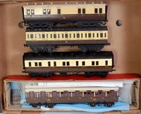 Lot 452 - Large tray four GW bogie coaches, 3x kit...