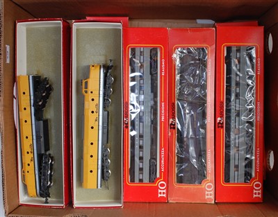 Lot 678 - Hornby BR lined green class A3 engine and...