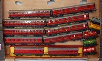 Lot 700 - Tray containing 8 Hornby Dublo maroon tinplate...