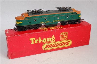 Lot 729 - 8 Hornby early type Gresley coaches, 3 teak, 5...