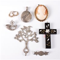Lot 423 - A small quantity of mixed jewellery to include...