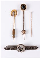 Lot 437 - A 15ct horseshoe stick pin, a banded agate and...