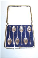 Lot 237 - A cased set of 6 silver seal top teaspoons
