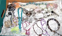 Lot 319 - A box of miscellaneous costume jewellery to...