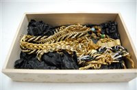 Lot 474 - A small collection of assorted costume...