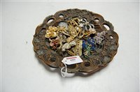 Lot 480 - A small collection of assorted costume...