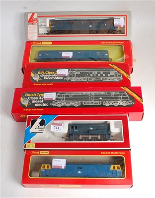 Lot 744 - Triang Hornby R666 articulated car transporter...
