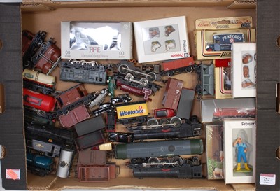 Lot 752 - Tray containing Triang R3565 and R38 "Winston...