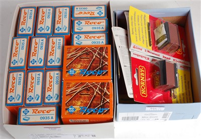 Lot 760 - 25 Triang and Triang Hornby wagons, some items...