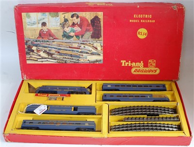 Lot 820 - A Triang RS14 TC series train set containing...