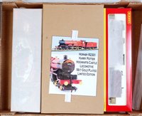 Lot 814 - A Hornby R2301 Harry Potter 'Hogwarts Castle'...