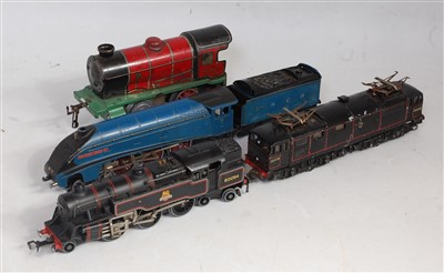 Lot 817 - A small quantity of Triang incline piers,...