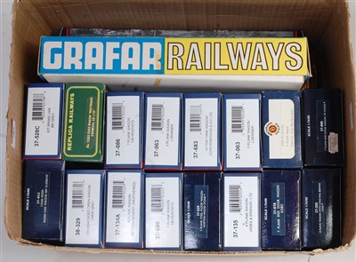 Lot 785 - Tray of earlier and later Triang accessories...