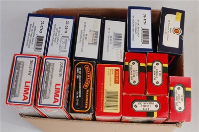 Lot 788 - Tray containing 12 Triang TC series silver...