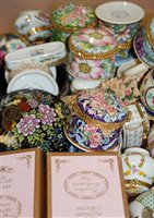 Lot 98 - A collection of assorted enamelled trinket...