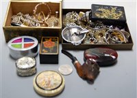 Lot 462 - A box of miscellaneous items to include a...
