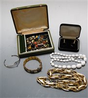 Lot 467 - A large collection of miscellaneous costume...