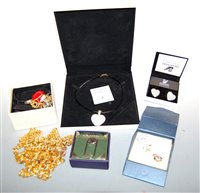 Lot 526 - A small collection of assorted costume...