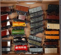 Lot 848 - Tray of 21 x D1 wagons and 5 x SD6 wagons mix...