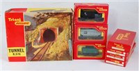 Lot 901 - Tray of Triang items including R576 tunnel...