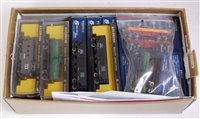 Lot 938 - 19 N gauge US outline freight cars by Bachmann,...