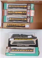 Lot 935 - Mixed makes N gauge 5 brown/cream GWR coaches...
