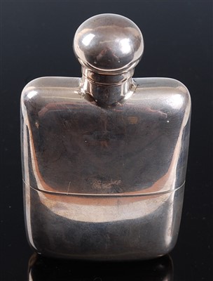 Lot 356 - An Edwardian silver hip flask