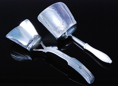 Lot 1114 - A George III silver caddy spoon
