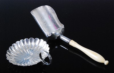 Lot 1116 - A George III silver caddy spoon