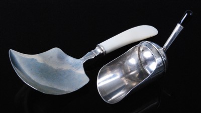 Lot 1126 - A George IV silver caddy scoop
