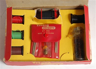 Lot 712 - A tray of approx. 43 Hornby-Dublo wagons, mix...