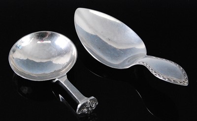 Lot 1141 - A late Arts & Crafts silver caddy spoon