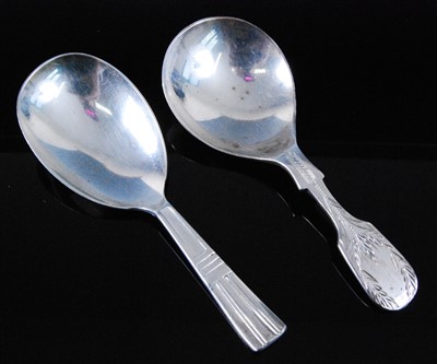 Lot 1151 - An E.R. II silver caddy spoon