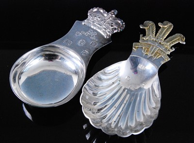 Lot 1152 - An E.R. II 1977 jubilee silver caddy spoon