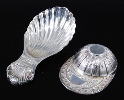 Lot 1154 - An E.R. II. novelty silver caddy spoon