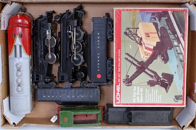 Lot 426 - Large tray Lionel items:- Santa Fe Bo-Bo...