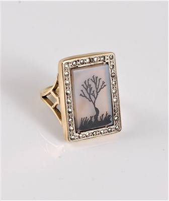 Lot 1289 - An 18ct agate ring, the agate panel with...