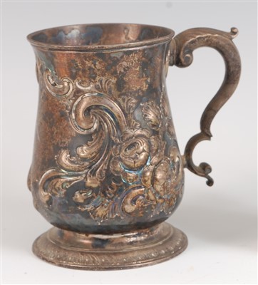 Lot 1204 - An early George III silver tankard, having a...