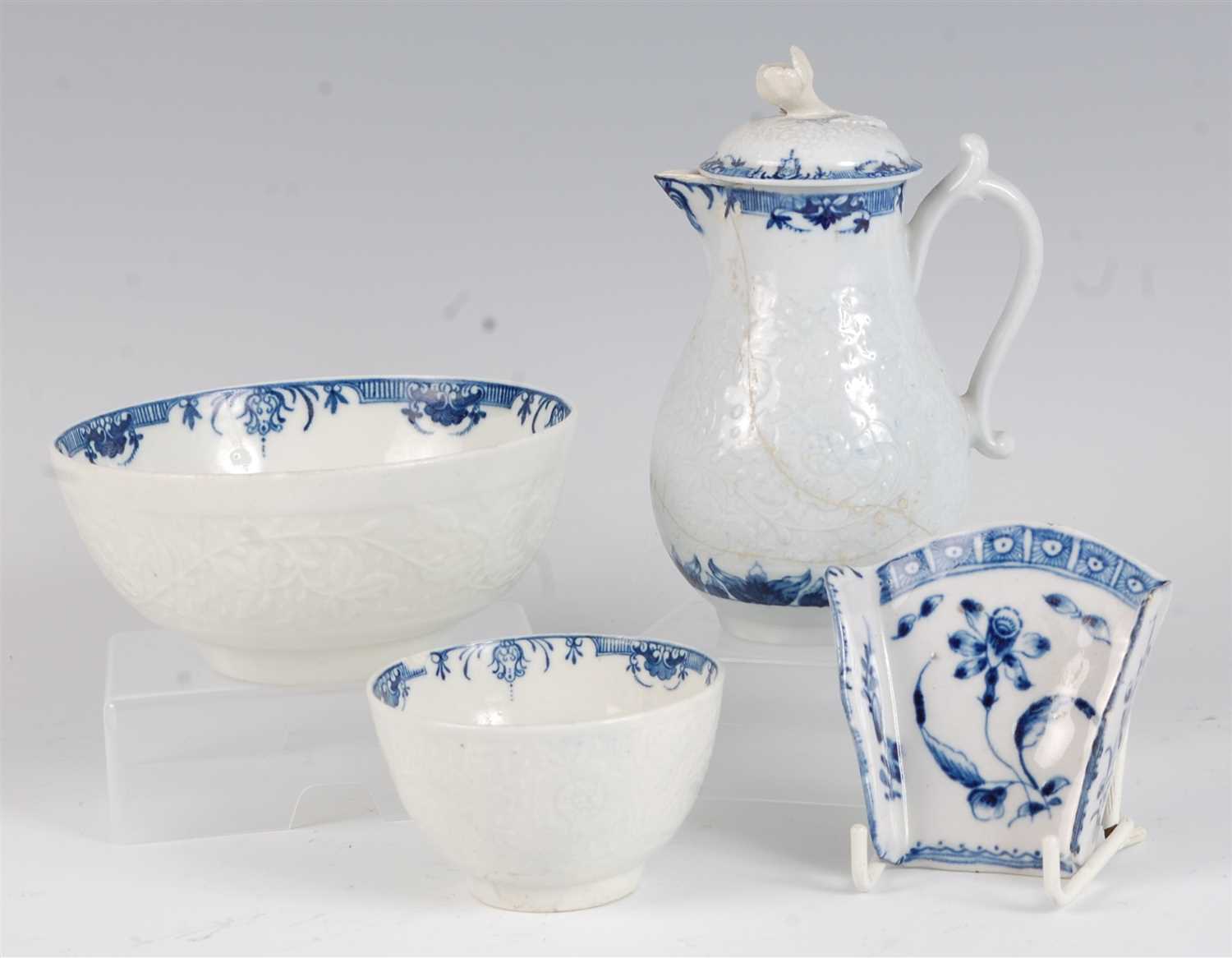 Lot 1077 - A Worcester porcelain Chrysanthemum pattern...