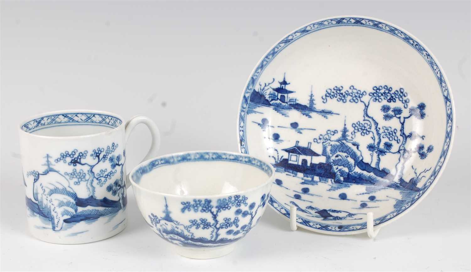 Lot 1079 - A Worcester porcelain coffee can, blue and...
