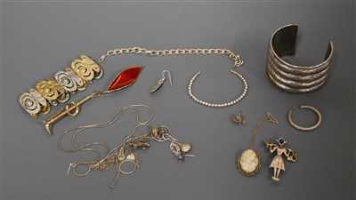 Lot 253 - A small collection of assorted costume and...