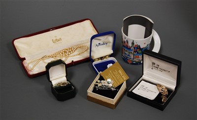 Lot 279 - A small collection of miscellaneous items to...