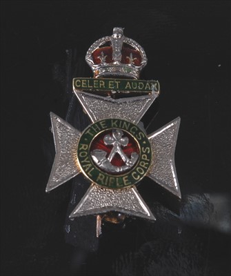 Lot 17 - An 18ct gold and enamelled sweetheart brooch