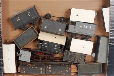Lot 317 - Large tray containing 14 assorted wooden...
