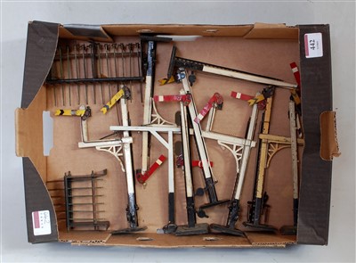 Lot 442 - Small tray containing mainly Bassett-Lowke pre-...