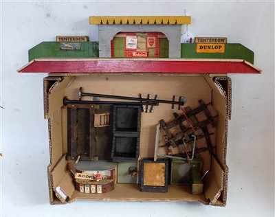 Lot 443 - Small tray of wooden accessories including...