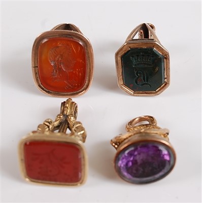 Lot 2513 - An assortment of four rose and yellow metal...
