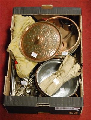 Lot 60 - A box of miscellaneous items, to include loose...