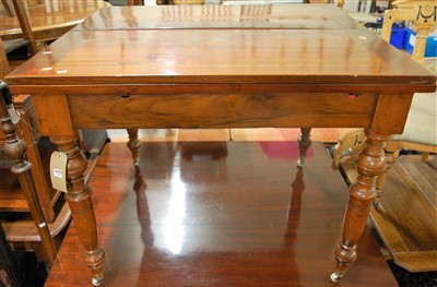 Lot 1259 - A 1930s walnut draw leaf dining table raised...