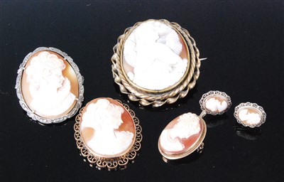 Lot 402 - A Victorian carved shell cameo brooch as a...